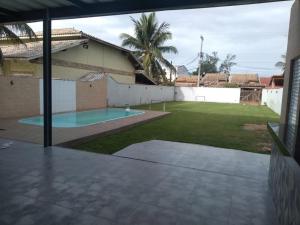 Blick auf einen Hinterhof mit einem Pool in der Unterkunft espaço 16 in Maricá