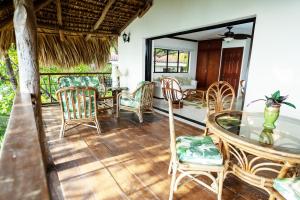 een eetkamer met een glazen tafel en stoelen bij Paraiso Escondido Hotel Villas & Resort in El Níspero