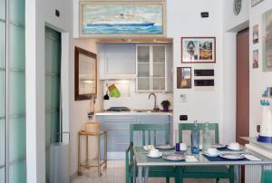 ジェノヴァにあるAcquario Genova Suiteのキッチン(テーブル、椅子付)、キッチン(シンク付)