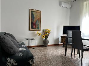 uma sala de estar com um sofá e uma mesa em Tra mare e arte em Lido di Ostia