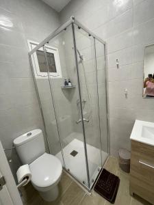 a bathroom with a shower with a toilet and a sink at Habitación en Planta Baja con terraza in Barcelona