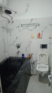 baño con aseo blanco en una habitación en Modern Marvel Luxury Escape, en Cuttack