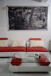sala de estar con sofá y una foto en la pared en Modern Marvel Luxury Escape, en Cuttack