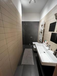 een badkamer met 2 wastafels en 2 toiletten bij Arechi home in Salerno