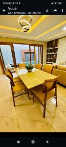 a table and chairs in a room with a couch at Casa Parque Minas in Córguinho