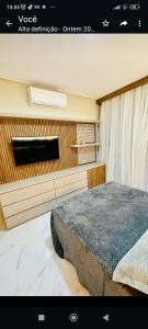 CórguinhoにあるCasa Parque Minasのベッドとテレビのある寝室 +8枚の写真