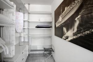 una cabina armadio con scaffali bianchi e un quadro di Acquario Genova Suite a Genova Altre 23 foto