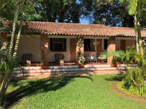 a small house with a patio and a yard at Chácara Paradisíaca às margens do Rio Jaguari in Jaguariúna