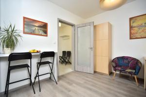 Zimmer mit einem Tisch, 2 Stühlen und einer Tür in der Unterkunft Appartment Waltrovka, free parking in Prag