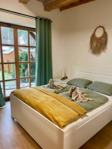 1 cama con toallas en una habitación con ventana en Apartmán 8, Jezerné, en Velké Karlovice