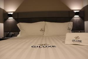 Voodi või voodid majutusasutuse Giluxe Hotel toas