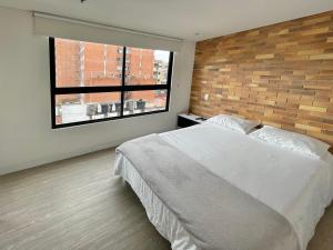 Voodi või voodid majutusasutuse Hermosa Vista en Chapinero cómodo wifi toas