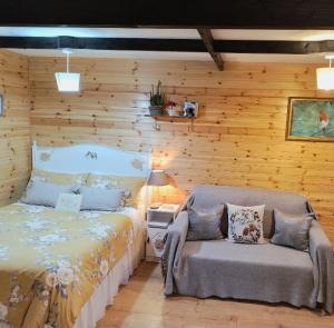 1 dormitorio con cama y banco. en Robins Rest, en Donegal