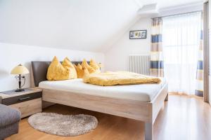 ein Schlafzimmer mit einem Bett mit gelben Kissen in der Unterkunft Biobauernhof Tonimörtl in Mariapfarr