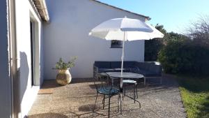 Patio nebo venkovní prostory v ubytování Chambre Bed and Breakfast dans la Villa Cypra