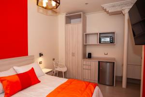 a bedroom with a bed and a red wall at Casa Esmeralda in Valparaíso