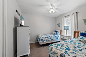 - une chambre avec 2 lits et un ventilateur de plafond dans l'établissement Sandy Shanty, à Gulf Shores