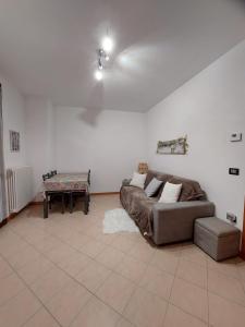 een woonkamer met een bank en een tafel bij Appartamento Bellaria-Igea Marina con terrazza in Bellaria-Igea Marina