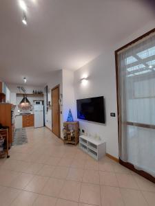 een woonkamer met een flatscreen-tv aan de muur bij Appartamento Bellaria-Igea Marina con terrazza in Bellaria-Igea Marina