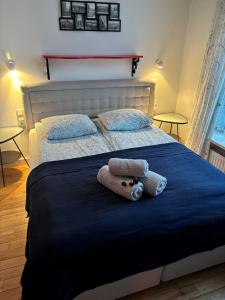 sypialnia z łóżkiem z dwoma ręcznikami w obiekcie Project Comfort Leszczyńska 4/33 Warszawa w Warszawie