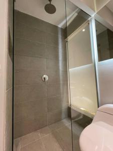 W łazience znajduje się prysznic ze szklanymi drzwiami. w obiekcie Casa Martha w mieście Cartagena de Indias