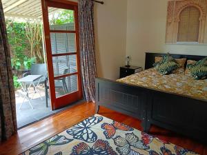 Un dormitorio con una cama y una puerta a un patio. en 33 on Smuts Selborne, en East London