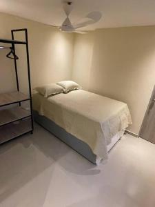 sypialnia z łóżkiem i wentylatorem sufitowym w obiekcie Casa Martha w mieście Cartagena de Indias