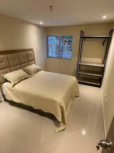 カルタヘナ・デ・インディアスにあるCasa Marthaのベッドルーム1室(大型ベッド1台、はしご付)