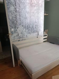 een bed in een kamer met een met sneeuw bedekt raam bij Studio centre Cauterets in Cauterets +1 foto