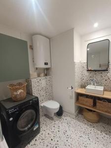 een badkamer met wasmachine en toilet bij Studio centre Cauterets in Cauterets