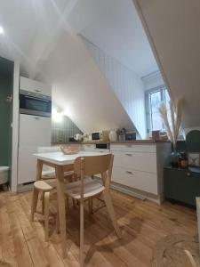 een keuken met een tafel en stoelen in een kamer bij Studio centre Cauterets in Cauterets