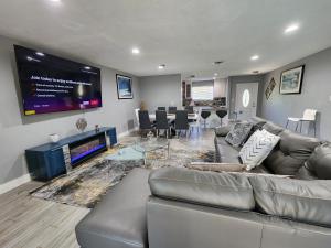 een woonkamer met een bank en een flatscreen-tv bij The Perfect Vacation Getaway ! in Miami