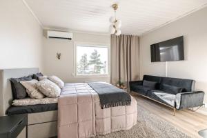 una sala de estar con una cama y un sofá en Lakeview retreat in Pispala, en Tampere