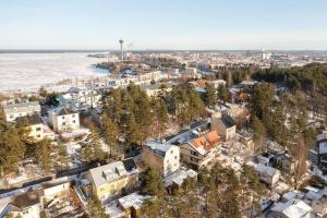 una vista aérea de una ciudad junto al agua en Lakeview retreat in Pispala, en Tampere