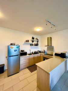 A cozinha ou cozinha compacta de Phoenix Heights Apartment