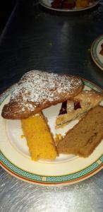 un plato con dos rebanadas de pastel. en Hotel LA LOGGIA, en Castel di Sangro