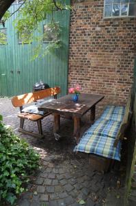 un tavolo da picnic e una panca accanto a un edificio in mattoni di Hof am Rhein a Colonia