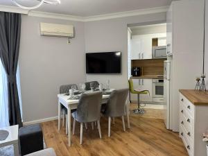 a kitchen and dining room with a table and chairs at MARINA Apartments in Ravda