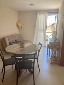 a living room with a table and a couch at Apartamento margem do rio São Francisco in Paulo Afonso