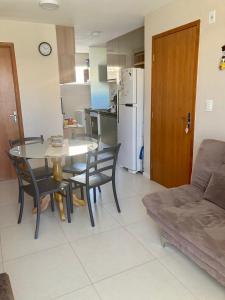 a kitchen and dining room with a table and chairs at Apartamento margem do rio São Francisco in Paulo Afonso