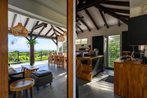 Beaurenom的住宿－Villa Bwacajou，一间厨房和海景用餐室