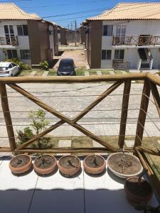 un groupe de plantes en pot assises au-dessus d'une table dans l'établissement Apartamento margem do rio São Francisco, à Paulo Afonso