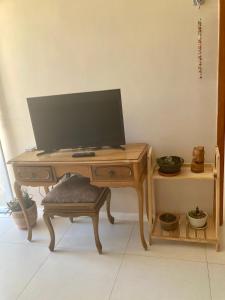 a wooden table with a television on top of it at Apartamento margem do rio São Francisco in Paulo Afonso