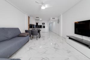 a living room with a couch and a flat screen tv at Modern Apartment Bergantin in Torrevieja