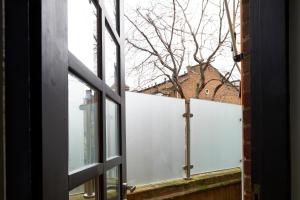 una ventana abierta con vistas a un edificio en London Paddington Apartments, en Londres