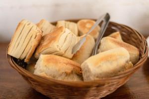 una cesta llena de rebanadas de pan en una mesa en Hotel Abadia en Gualeguaychú