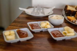 una mesa con cuatro platos de diferentes tipos de comida en Hotel Abadia en Gualeguaychú