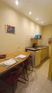 een keuken met een houten tafel met stoelen en een fornuis bij GRAMAR in Mendoza