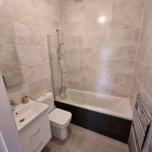 a bathroom with a toilet and a sink and a shower at Apartment 20 min walk from Manchester City Centre in Manchester