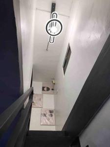eine Treppe in einem Gebäude mit einem Licht an der Decke in der Unterkunft D’HIDE OUT (place to have fun) in Cabanatuan